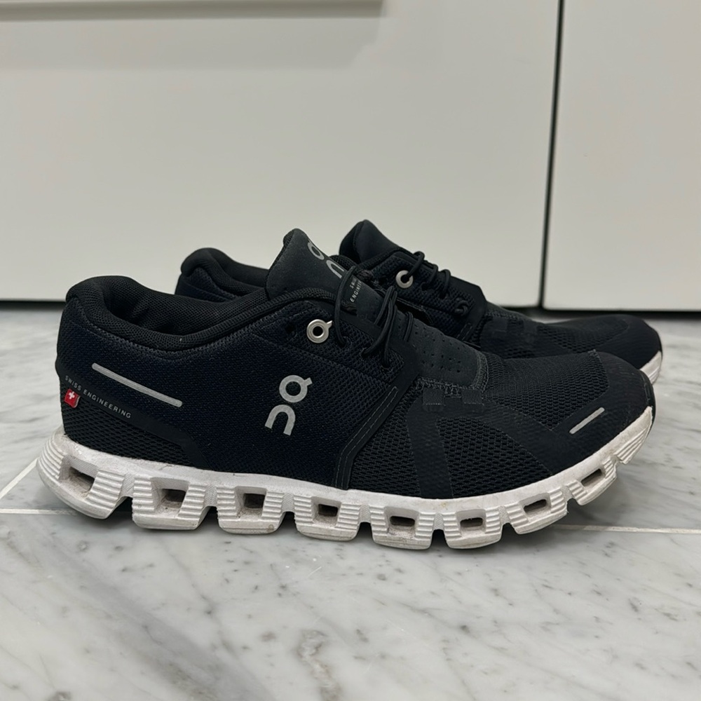 OnCloud Black Tennis Shoes - size 7.5